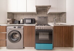 Geladeira, micro-ondas, fogão, cafeteira/chaleira
