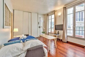 2 bedrooms, iron/ironing board, Internet, bed sheets - Charming Parisian Retreat in the Heart of the City (Paris)