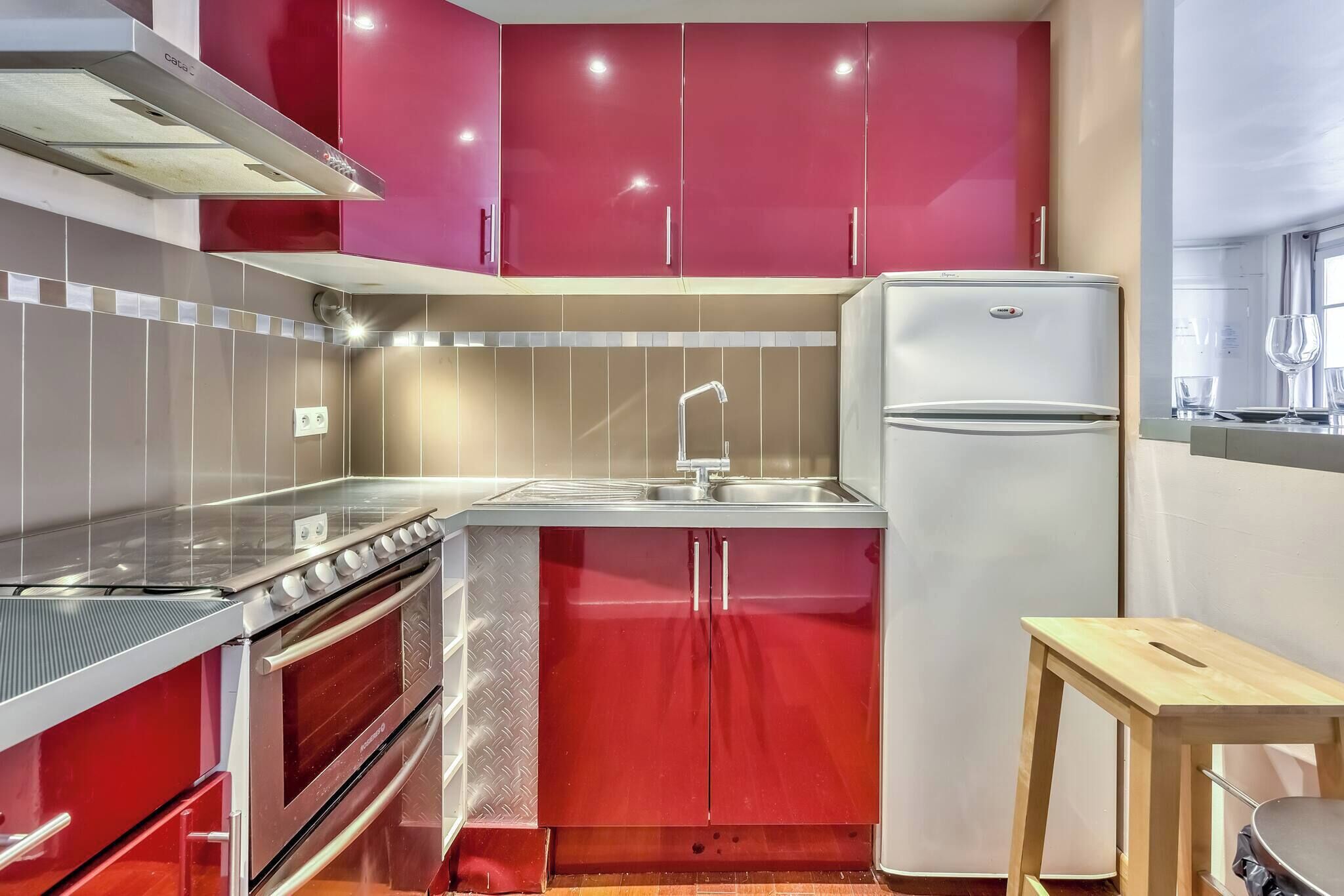 ثلاجة، ميكروويف، فرن، موقد طهي مسطح