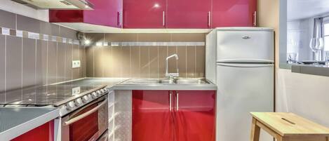 ثلاجة، ميكروويف، فرن، موقد طهي مسطح