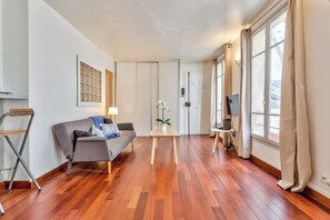 TV - Charming Parisian Retreat in the Heart of the City (Paris)