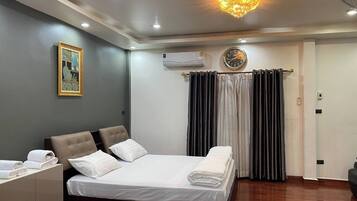 4 bedrooms, iron/ironing board, internet, bed sheets