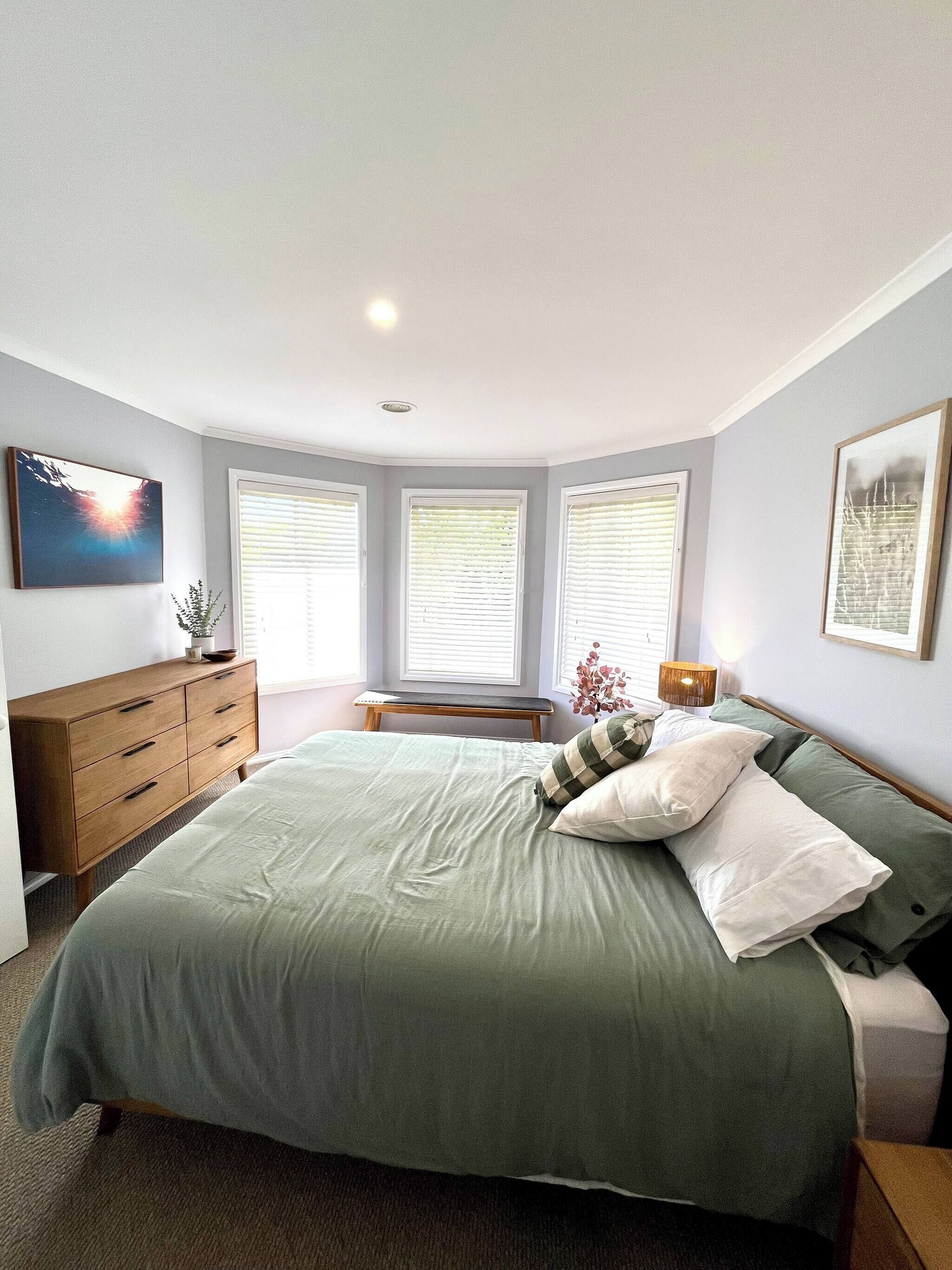 4 slaapkamers, een strijkplank/strijkijzer, internet, beddengoed