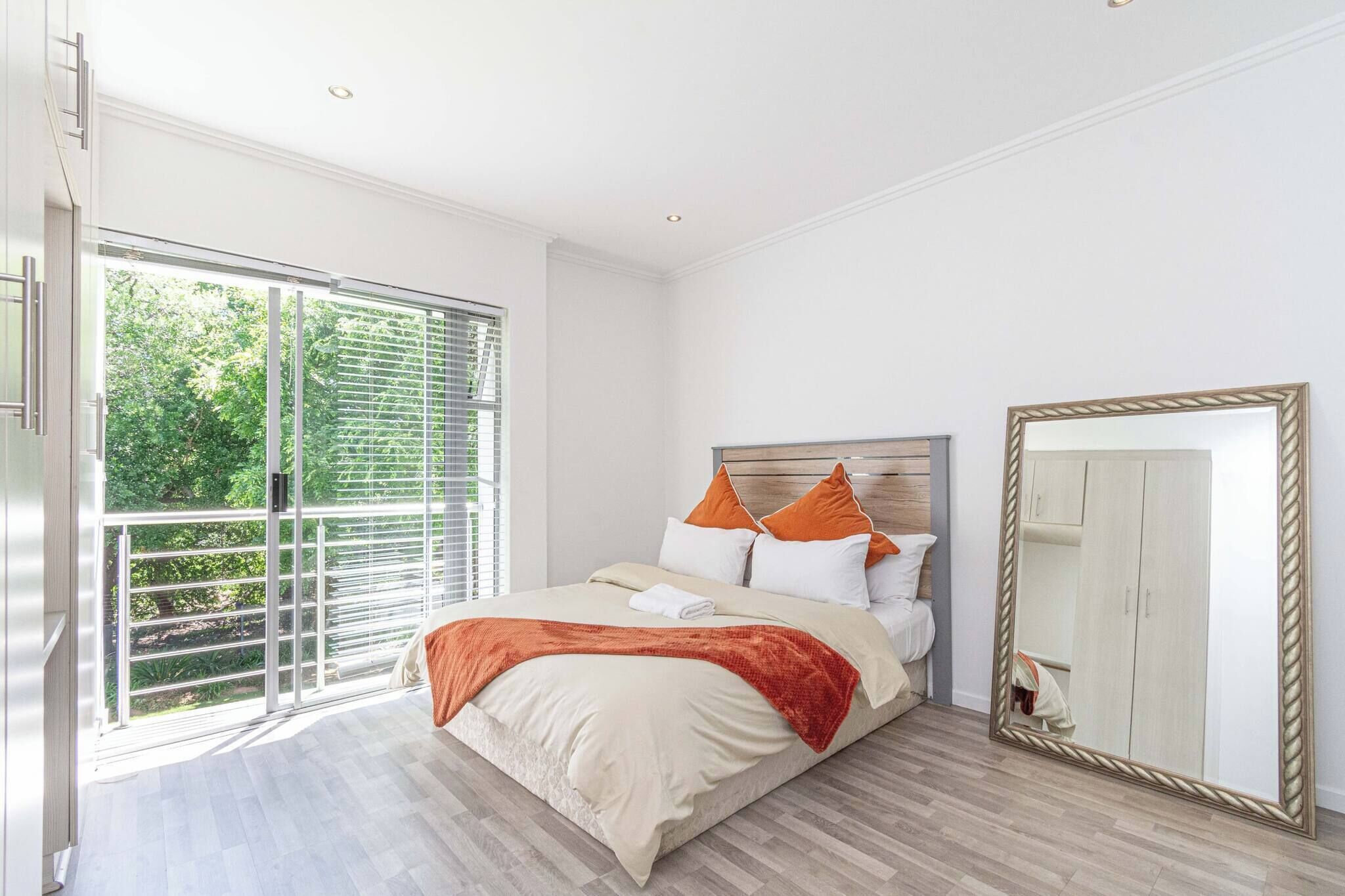 3 室のベッドルーム、アイロン / アイロン台、インターネッ ト、ベッドシーツ