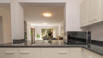 Coffee/tea maker, fridge, microwave, oven