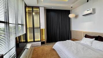 Apartemen Standar, balkon, pemandangan kota | Brankas, meja kerja, ruang kerja ramah laptop, dan tirai kedap cahaya