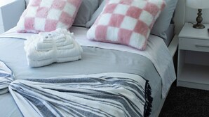 3 bedrooms, internet - Cozy 3 Bedroom Home in Leeds, Perfect for Families and Groups (Leeds)