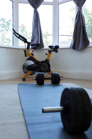 Fitness facility - Cozy 3 Bedroom Home in Leeds, Perfect for Families and Groups (Leeds)