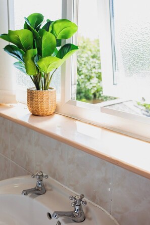 Interior - Cozy 3 Bedroom Home in Leeds, Perfect for Families and Groups (Leeds)