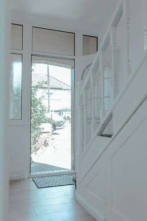 Interior - Cozy 3 Bedroom Home in Leeds, Perfect for Families and Groups (Leeds)