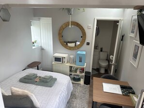 1 bedroom, Internet, bed sheets - The idyllic Acorn Lodge (Canterbury)