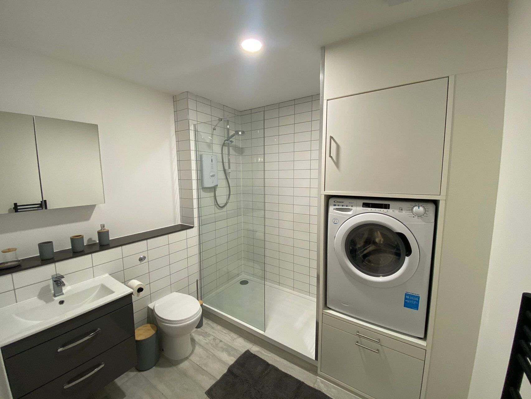 Douche, articles de toilette gratuits, serviettes fournies