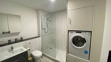Douche, articles de toilette gratuits, serviettes fournies