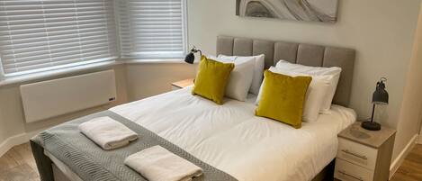 Bureau, fer et planche à repasser