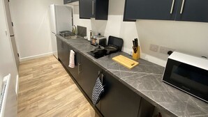 Private kitchen - 3-Bedroom Apartment Tram on the Doorstep (Nottingham)