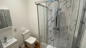 Bathroom - 3-Bedroom Apartment Tram on the Doorstep (Nottingham)