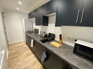 Private kitchen - 3-Bedroom Apartment Tram on the Doorstep (Nottingham)