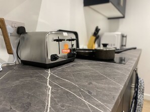 Coffee and/or coffee maker - 3-Bedroom Apartment Tram on the Doorstep (Nottingham)