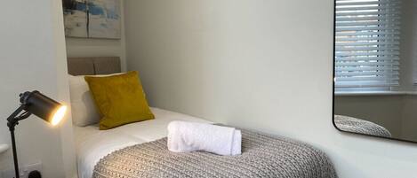 3 間睡房、熨斗/熨衫板