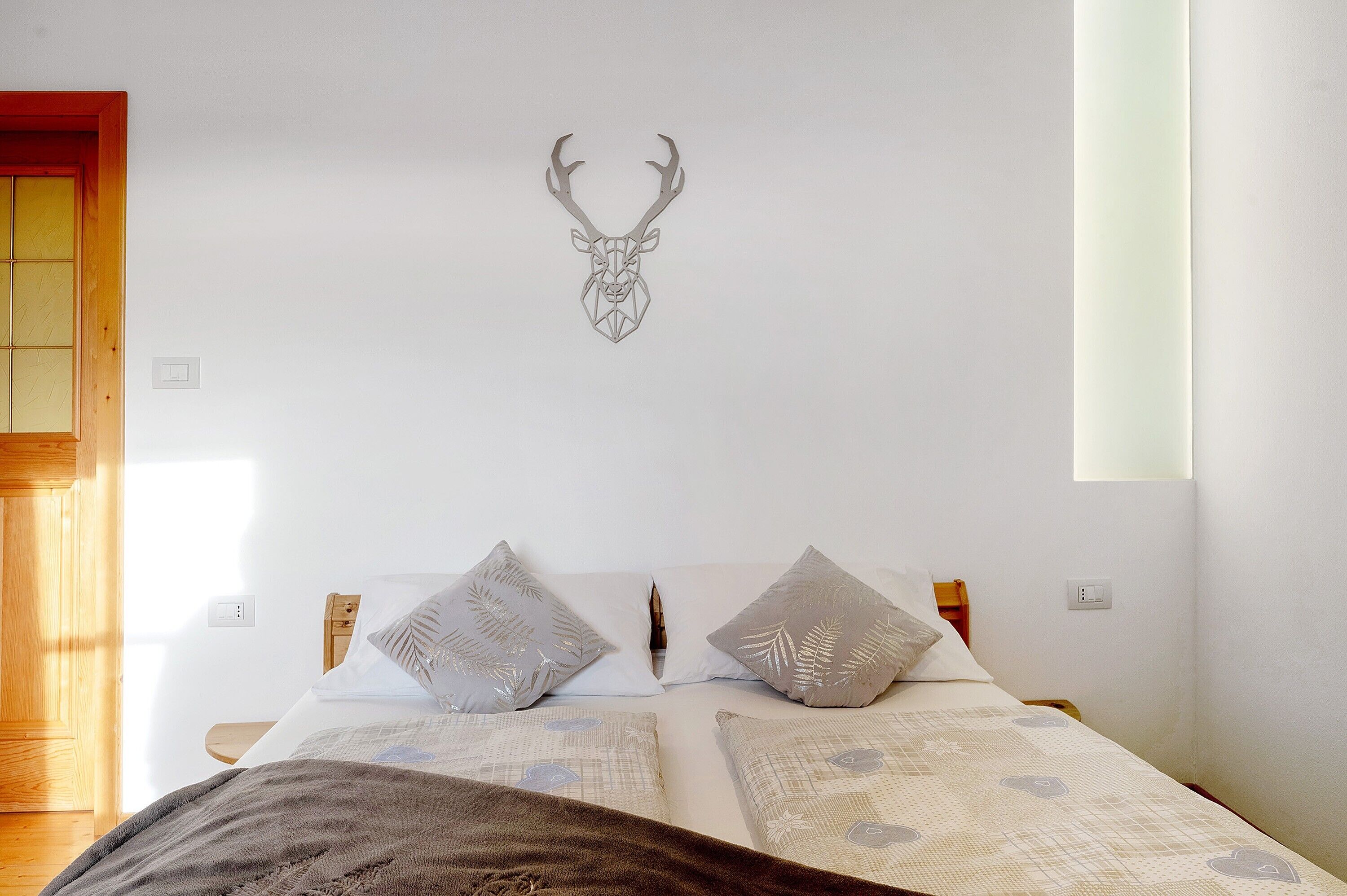 2 bedrooms, desk, WiFi, bed sheets