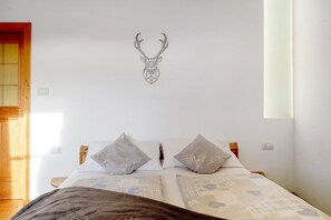2 bedrooms, desk, WiFi, bed sheets - Apartment 'Panorama Val Di Non' with Mountain View, Wi-Fi, and Air Conditioning (Unsere Liebe Frau im Walde-St. Felix)