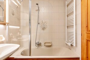 Regadera, amenidades de baño gratuitas, secadora de cabello, toallas 