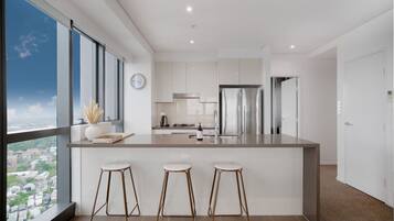 Fridge, microwave, stovetop, dishwasher