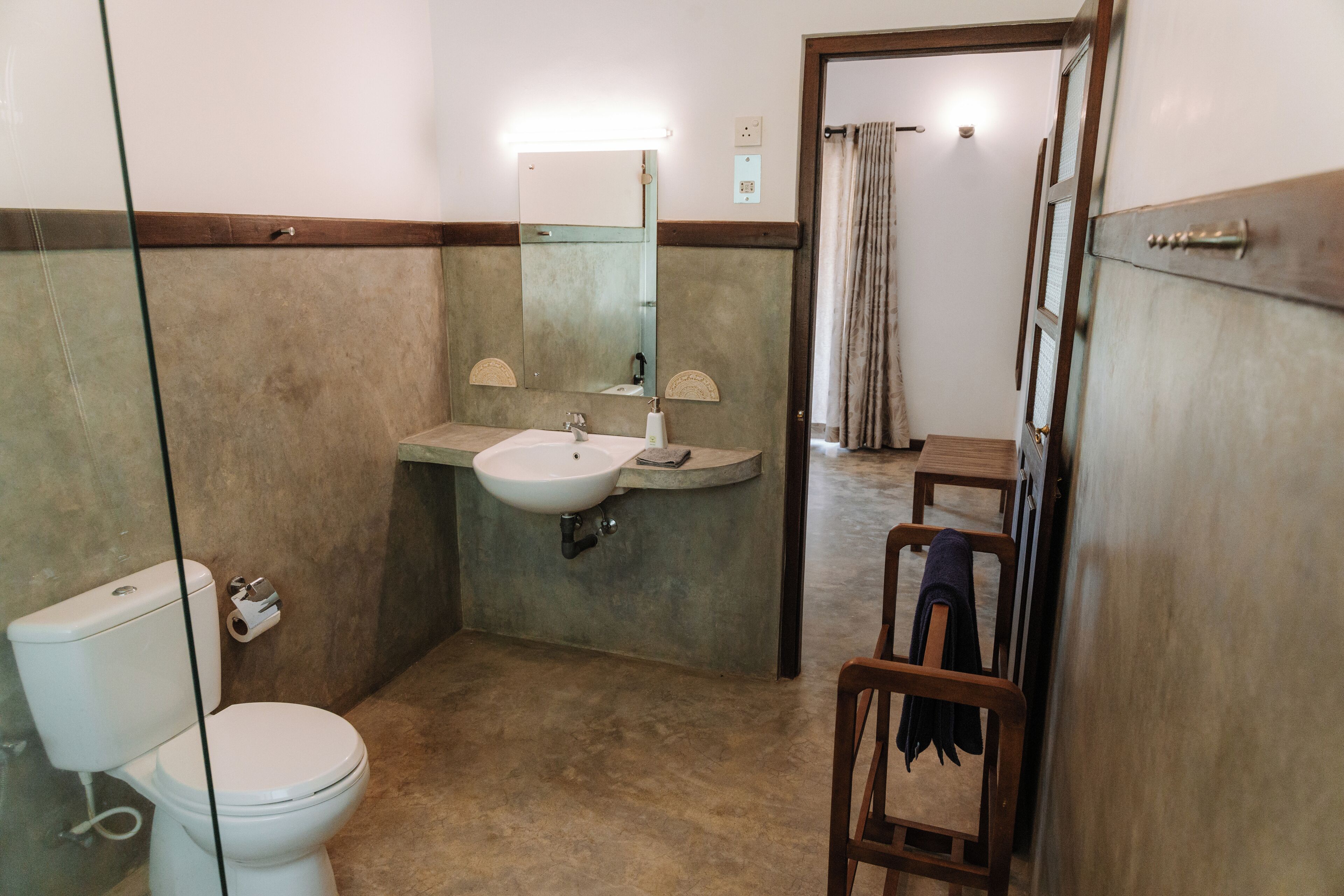 Doccia, asciugamani, carta igienica