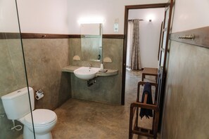 Doccia, asciugamani, carta igienica