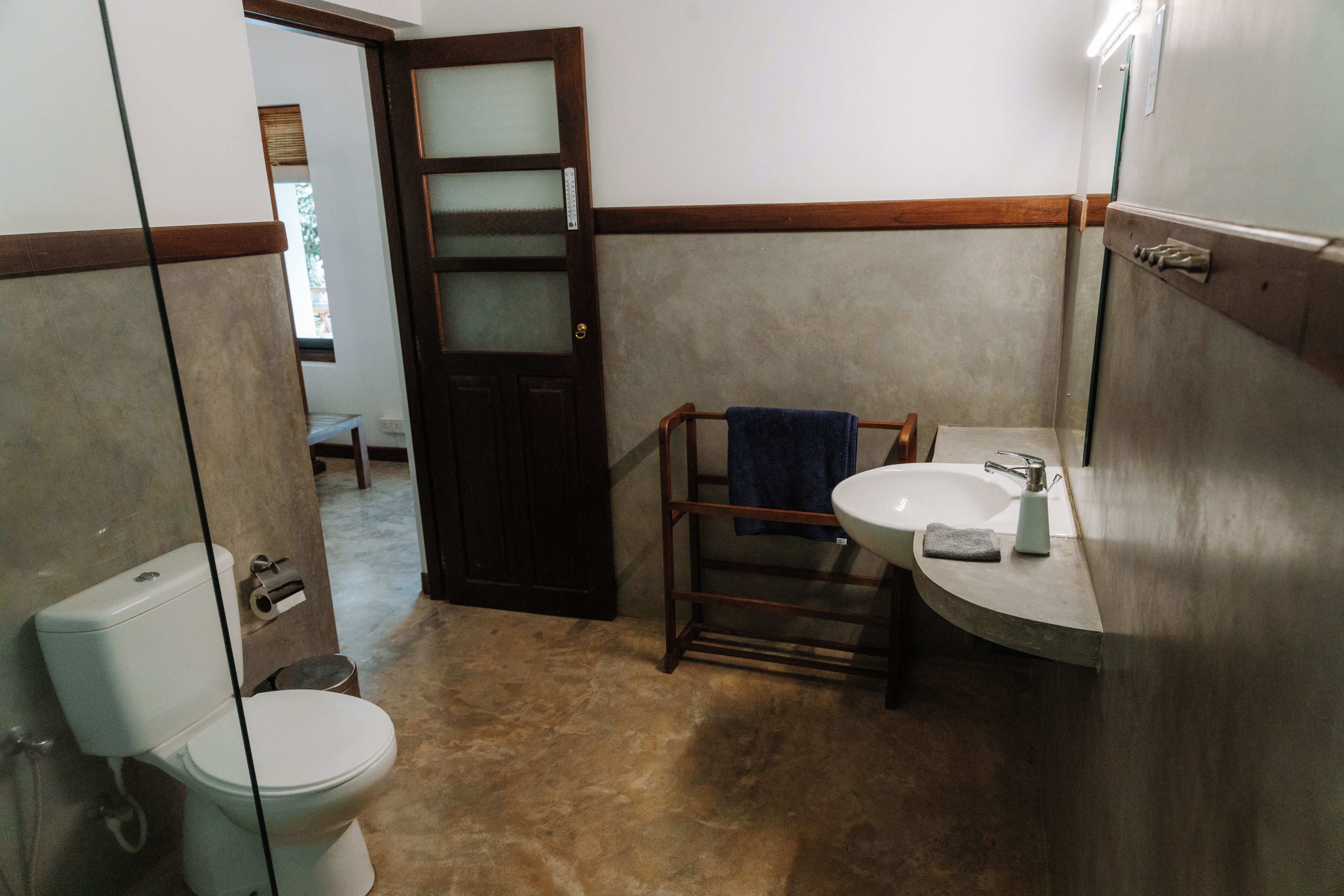 Deluxe-Doppelzimmer | Badezimmer | Dusche, Handtücher, Toilettenpapier