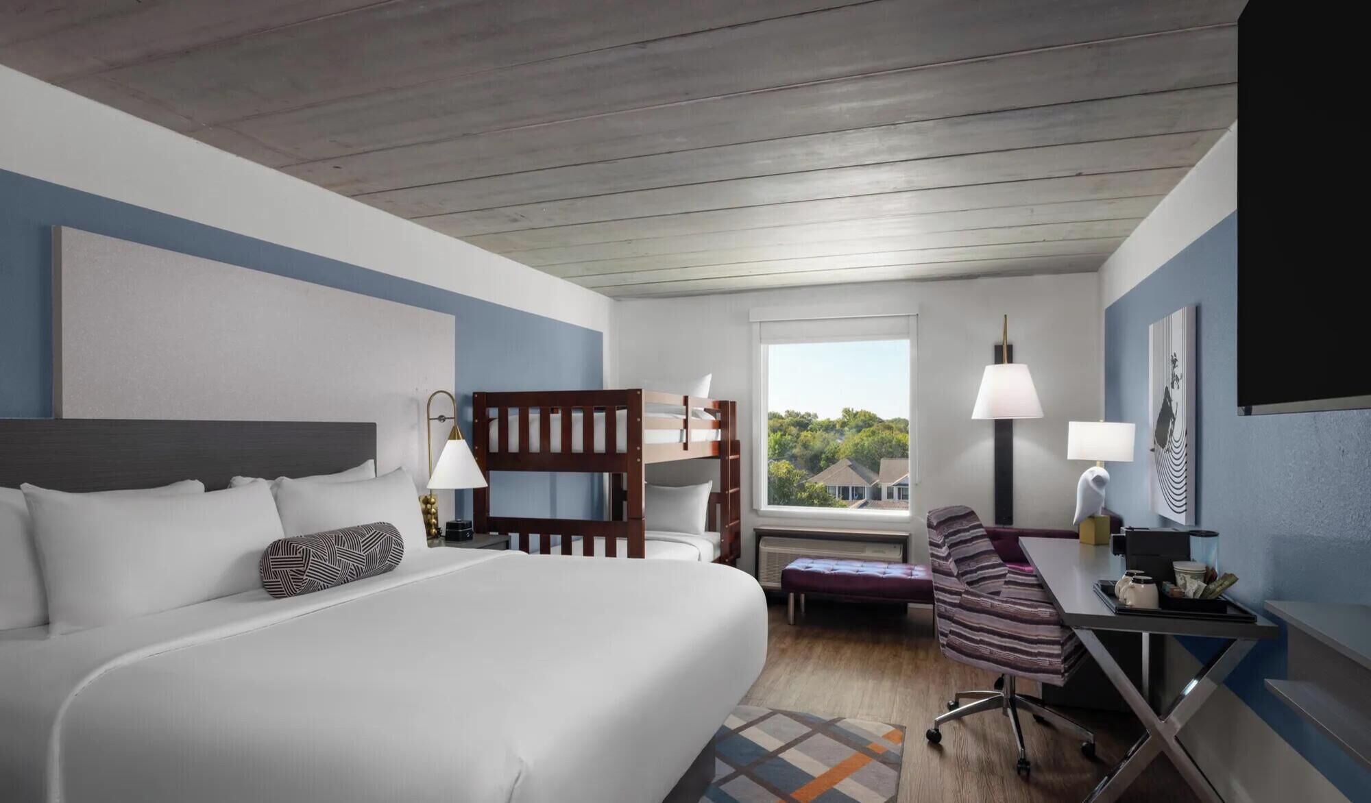 خزنة داخل الغرفة ومكتب ومساحة عمل للكمبيوتر المحمول وستائر تعتيم