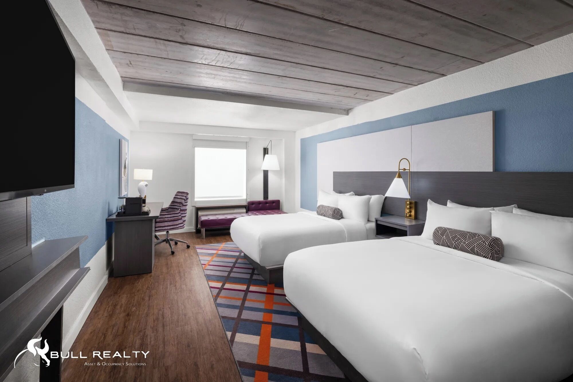 خزنة داخل الغرفة ومكتب ومساحة عمل للكمبيوتر المحمول وستائر تعتيم