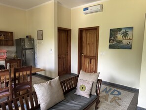 Villa – deluxe, 3 soverom, kjøkken, hageutsikt | Oppholdsområde | En 30-tommers LCD-TV med Parabol-TV