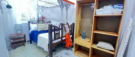 Tabla de planchar con plancha, wifi gratis y decoración personalizada