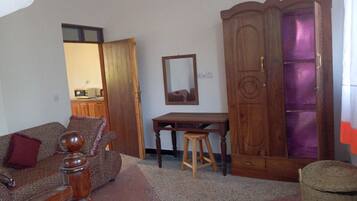 Comfort Apartment, 1 King Bed, Garden View | Iron/ironing board, free WiFi