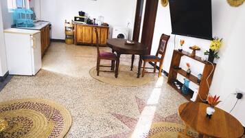 Comfort Apartment, 1 King Bed, Garden View | Living area