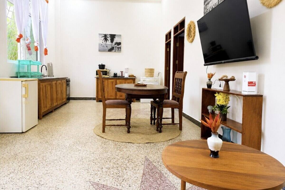 Departamento Confort, 1 cama King size, vista al jardín | Área de sala de estar | Televisión LCD de 30 pulgadas con canales vía satélite