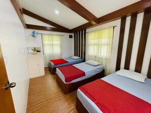 Quarto quádruplo standard | Escrivaninha, Wi-Fi de cortesia, roupa de cama