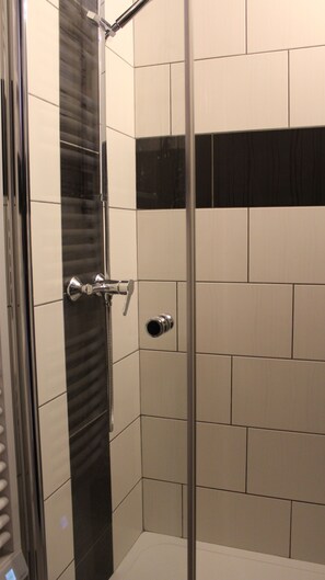 Shower, eco-friendly toiletries, hair dryer, towels - Jujuouragan 1 (Saint-Dié-des-Vosges)