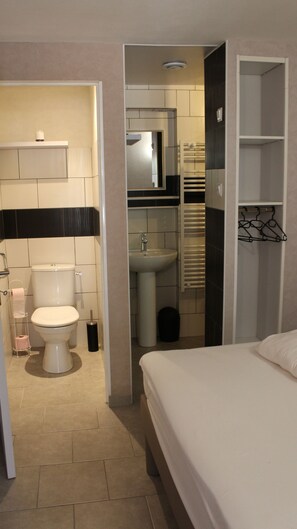 1 quarto, Wi-Fi de cortesia, roupa de cama