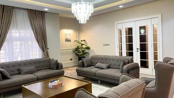 Apartamento econômico, sacada, vista para a cidade | Área de estar