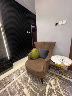 Apartamento económico, balcón, vistas a la ciudad | Caja fuerte, escritorio, espacio para trabajar con un portátil