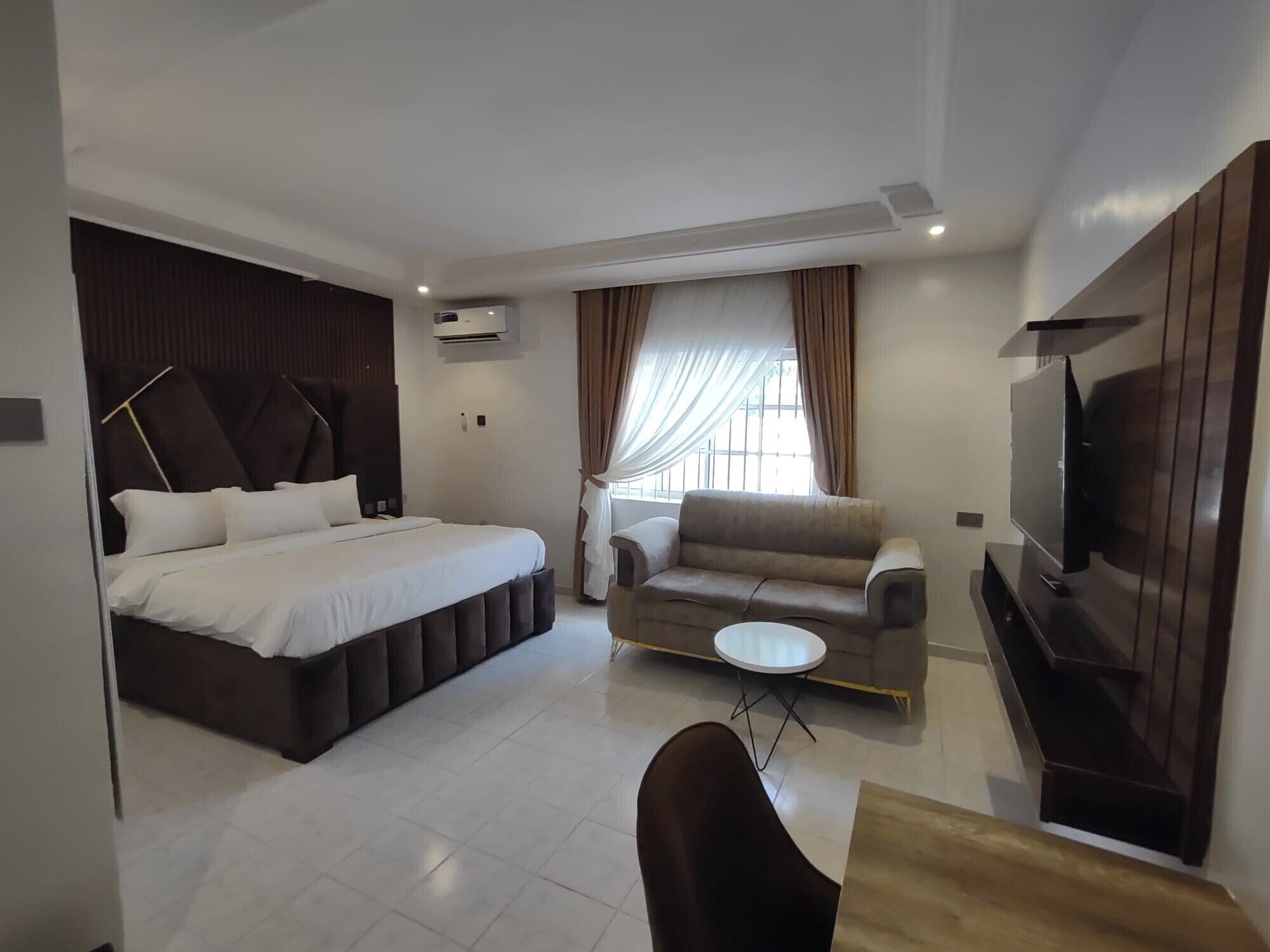 Apartamento económico, balcón, vistas a la ciudad | Caja fuerte, escritorio, espacio para trabajar con un portátil