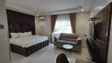 Apartamento económico, balcón, vistas a la ciudad | Caja fuerte, escritorio, espacio para trabajar con un portátil