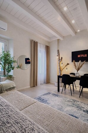 Smart TV - Rossini's Nest: Luxury downtown+Terrazzo and Garage (Pesaro)