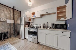 Een koelkast, een magnetron, een oven, een kookplaat