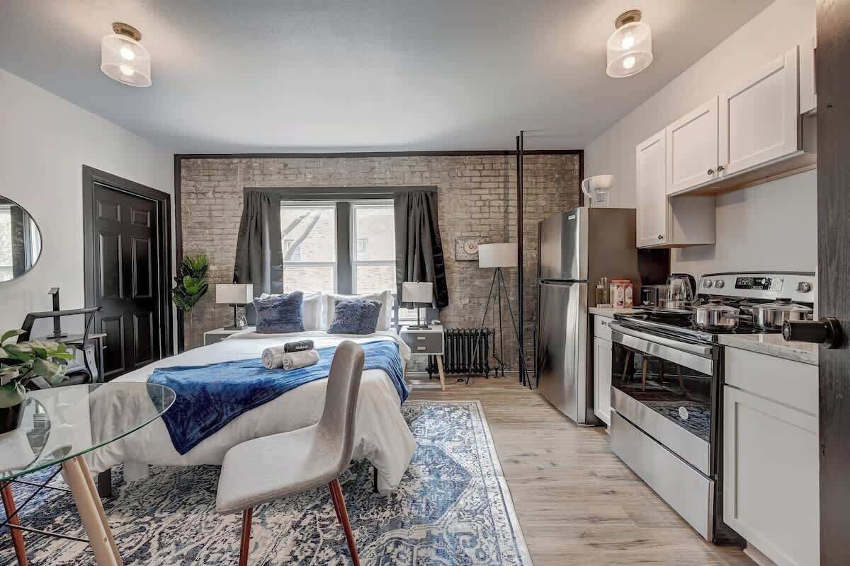 Een strijkplank/strijkijzer, wifi, beddengoed