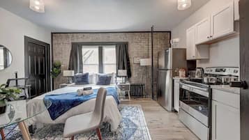 Een strijkplank/strijkijzer, wifi, beddengoed