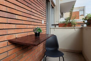 Outdoor dining - GuestHost - A comfortable and welcoming 70 square meters apartment, perfect for four people, located on the fourth floor of a renovated building with an elevator (NOT accessible to disabled guests).The property is strategically located in the San Lorenzo (Rome)