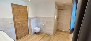 Shower, hair dryer, towels, soap - Vacation apartment "Leni" in Garmisch-Partenkirchen (Garmisch-Partenkirchen)
